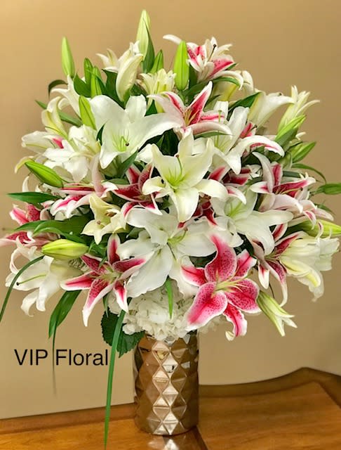 Looking for a classic way to impress? This spectacular bouquet of stunning