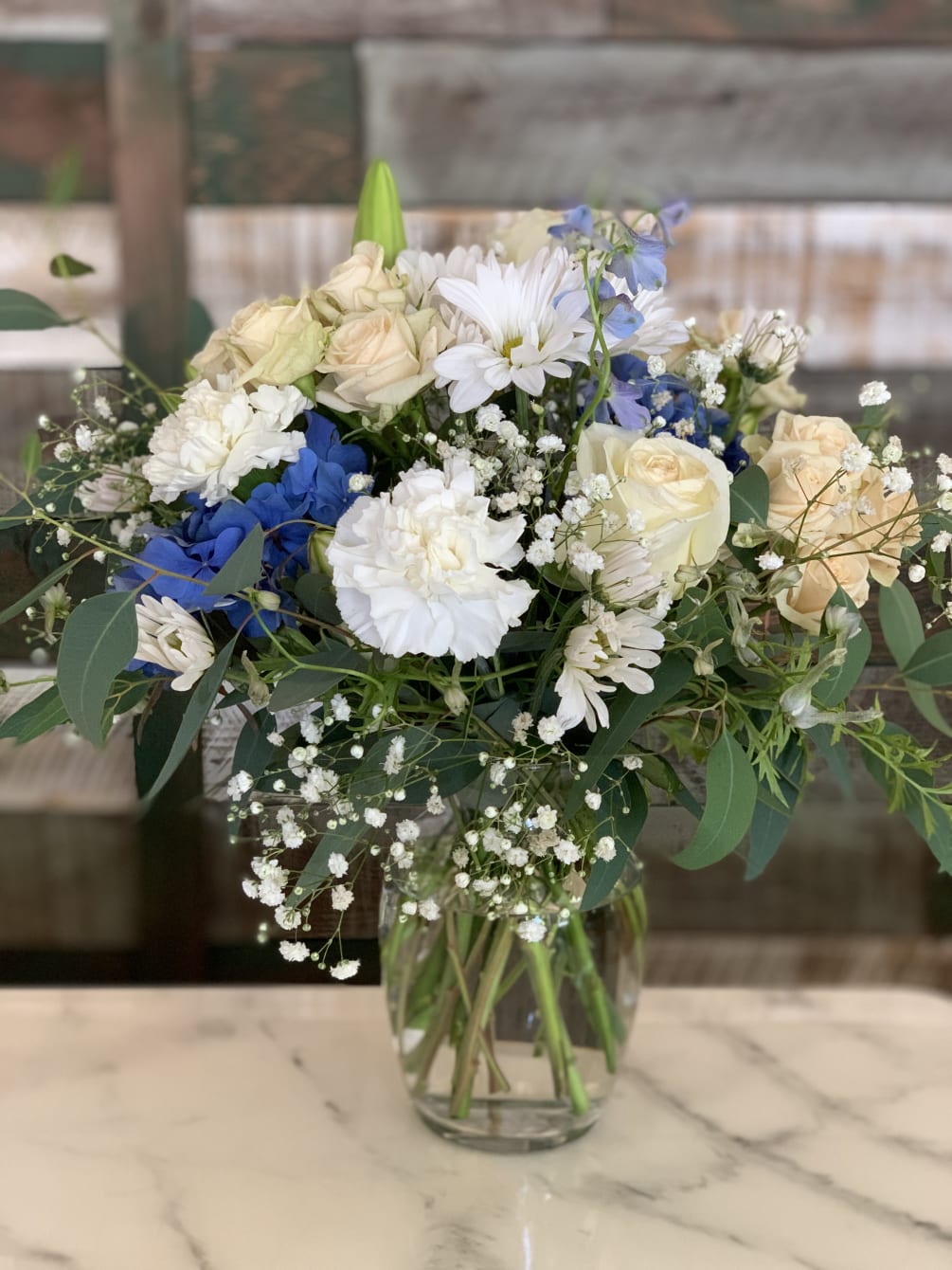 An arrangement that reflects the serenity of blue and white. Our arrangement