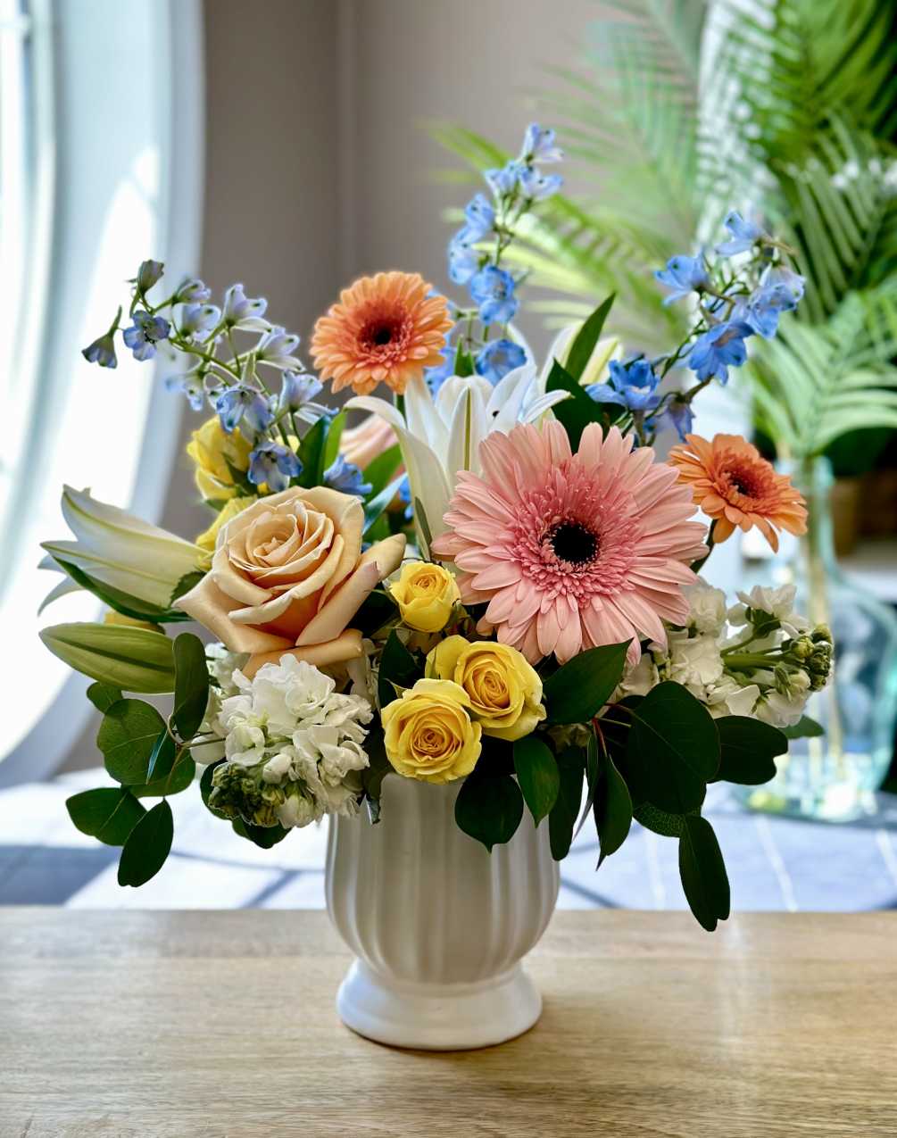 Beautiful mix of fresh blooms that consist of: hydrangea, roses, lilies, spray