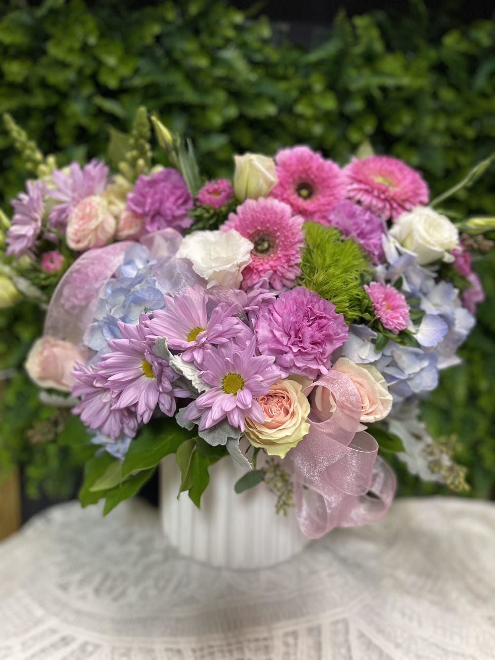 A FLOWERS ARRANGEMENT REMEMBERING THAT SWEET LOVE, WITH TOUCHES OF PASTEL COLORS.