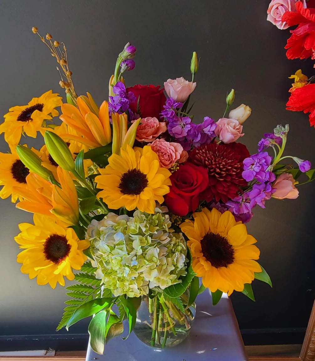 Amaze your loved one with this illusion of an arrangement. Sunflowers and