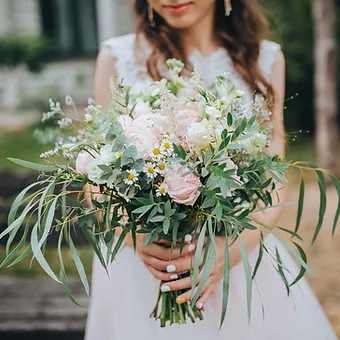 Delicate bouquet using eucalyptus, roses and daisy flowers