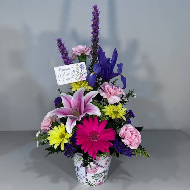  Beautiful Mix of Summer Flowers (Product may be substituted due to