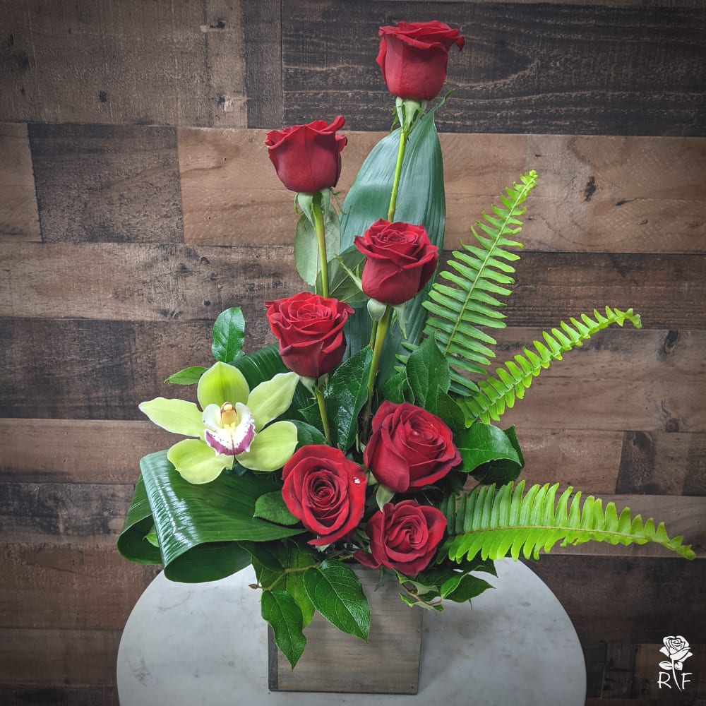Modern 7 roses with cymbidium orchid.
Orientation: One-Sided