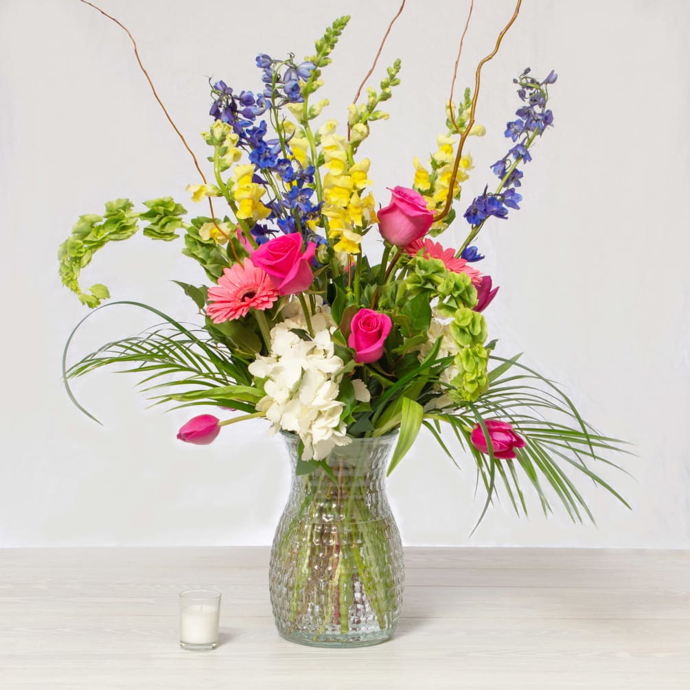 This beautiful bright vase arrangement is perfect for all occasions !
