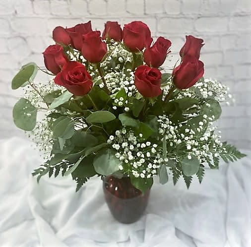 What better could express your love than a dozen beautiful red roses.