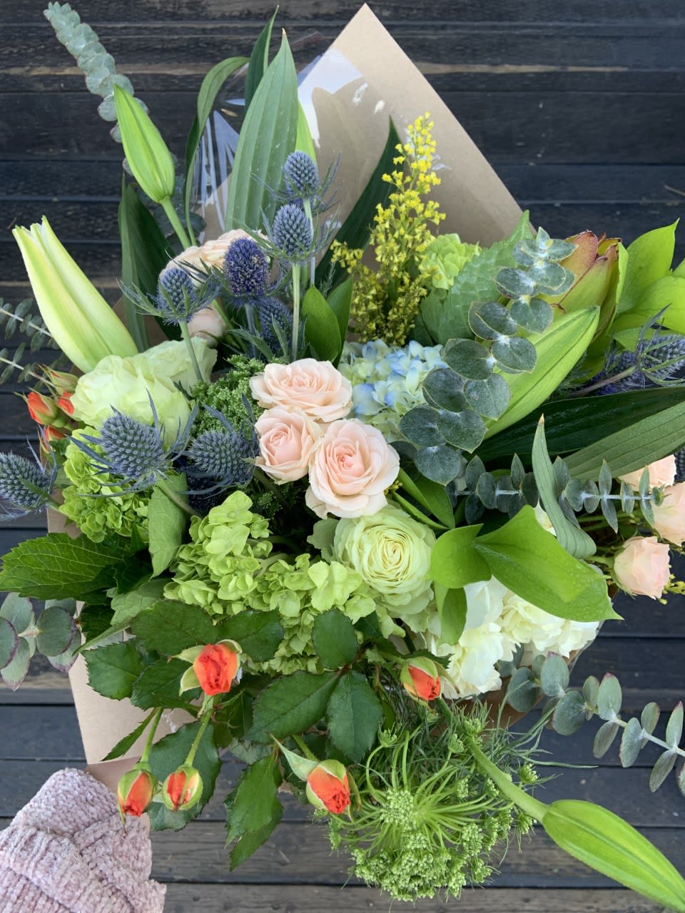 PICK YOUR COLOR PALETTE!
Ditch the vase and send a custom fresh-cut hand-tied