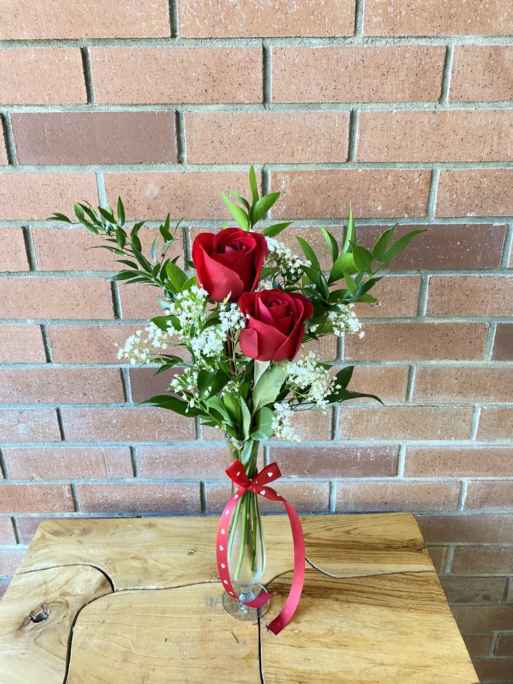A sweet and simply elegant bud vase with 2 beautiful red roses
Deluxe-
