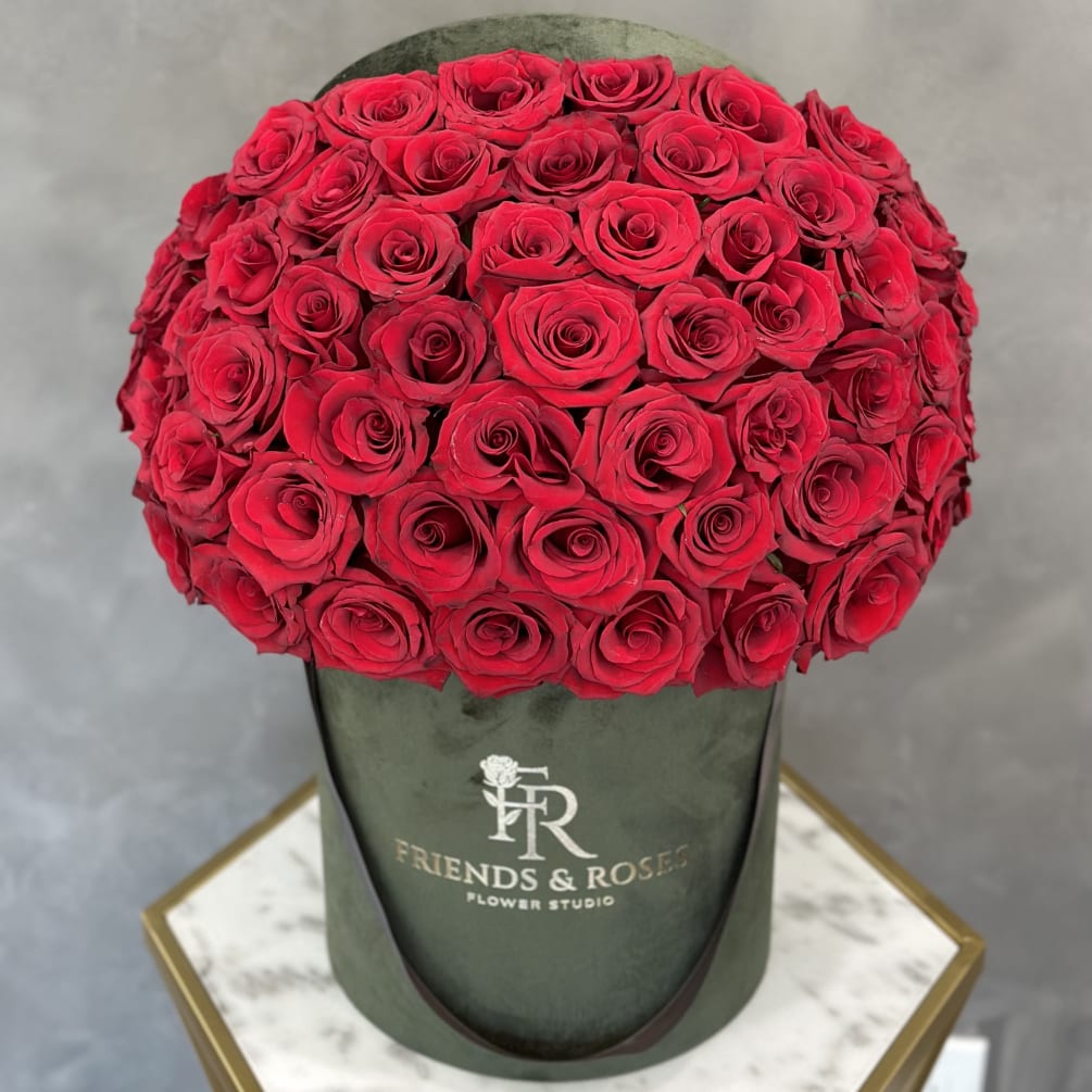 Beautiful fresh cut roses in our olive signature box.
Standard 50 Roses
Deluxe 75