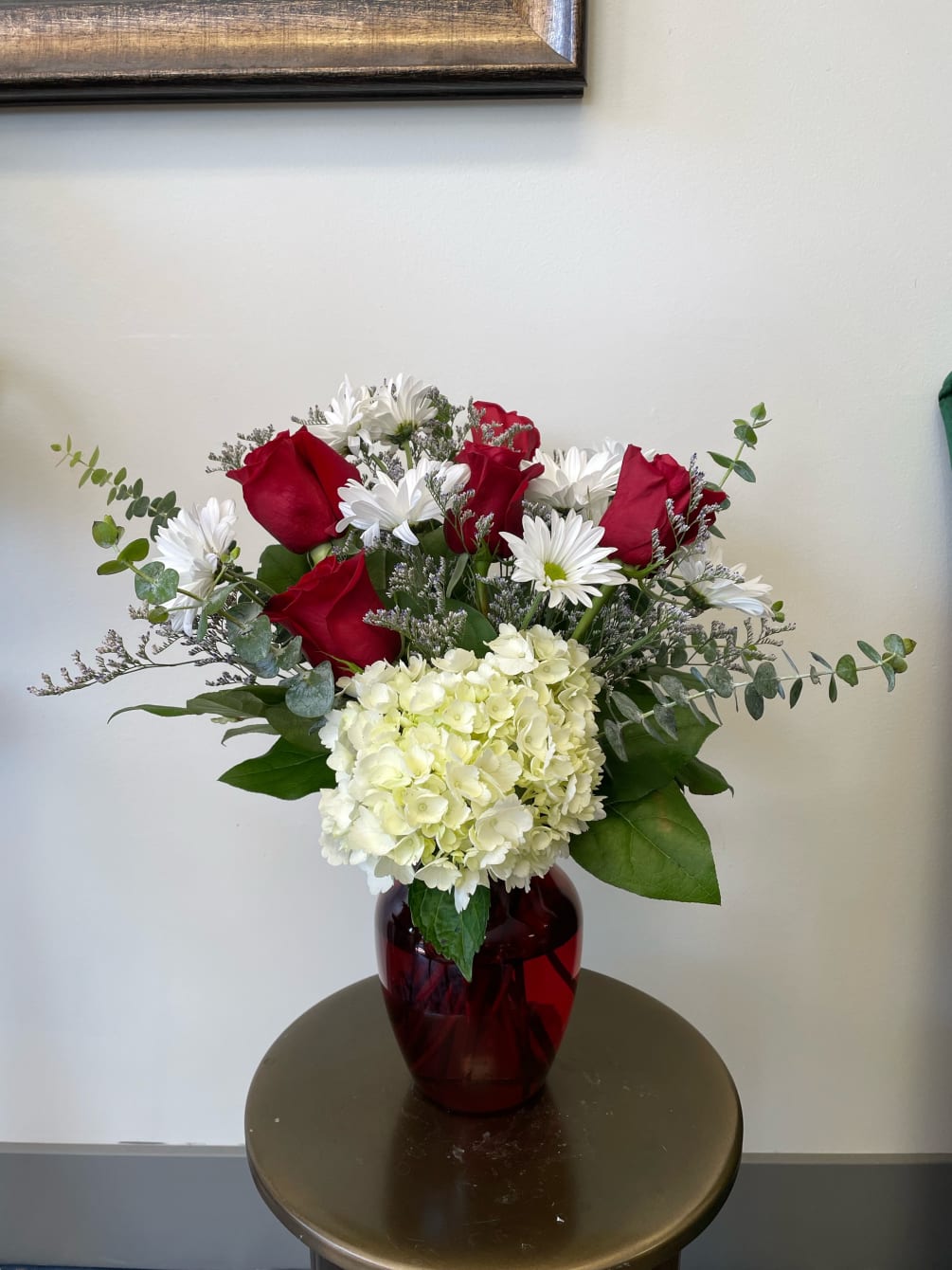 This romantic one-sided arrangement comes in a red glass vase and features