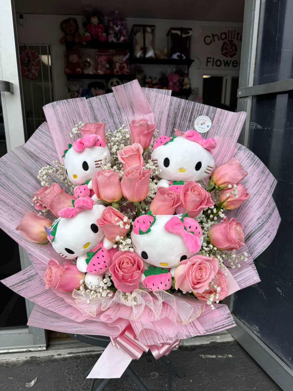roses and 4 hello kitty