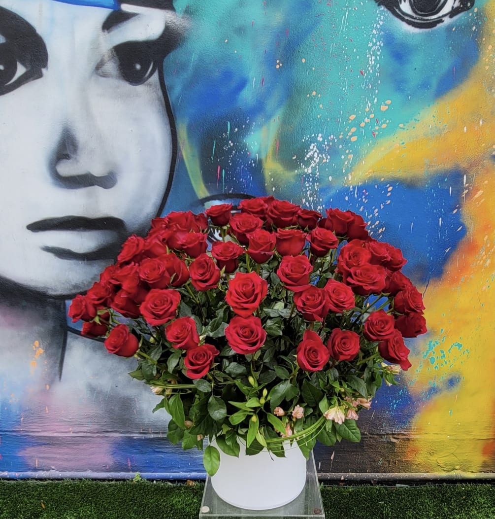 100 red Premium Long Stand Red Roses in a Vase with Greenery
