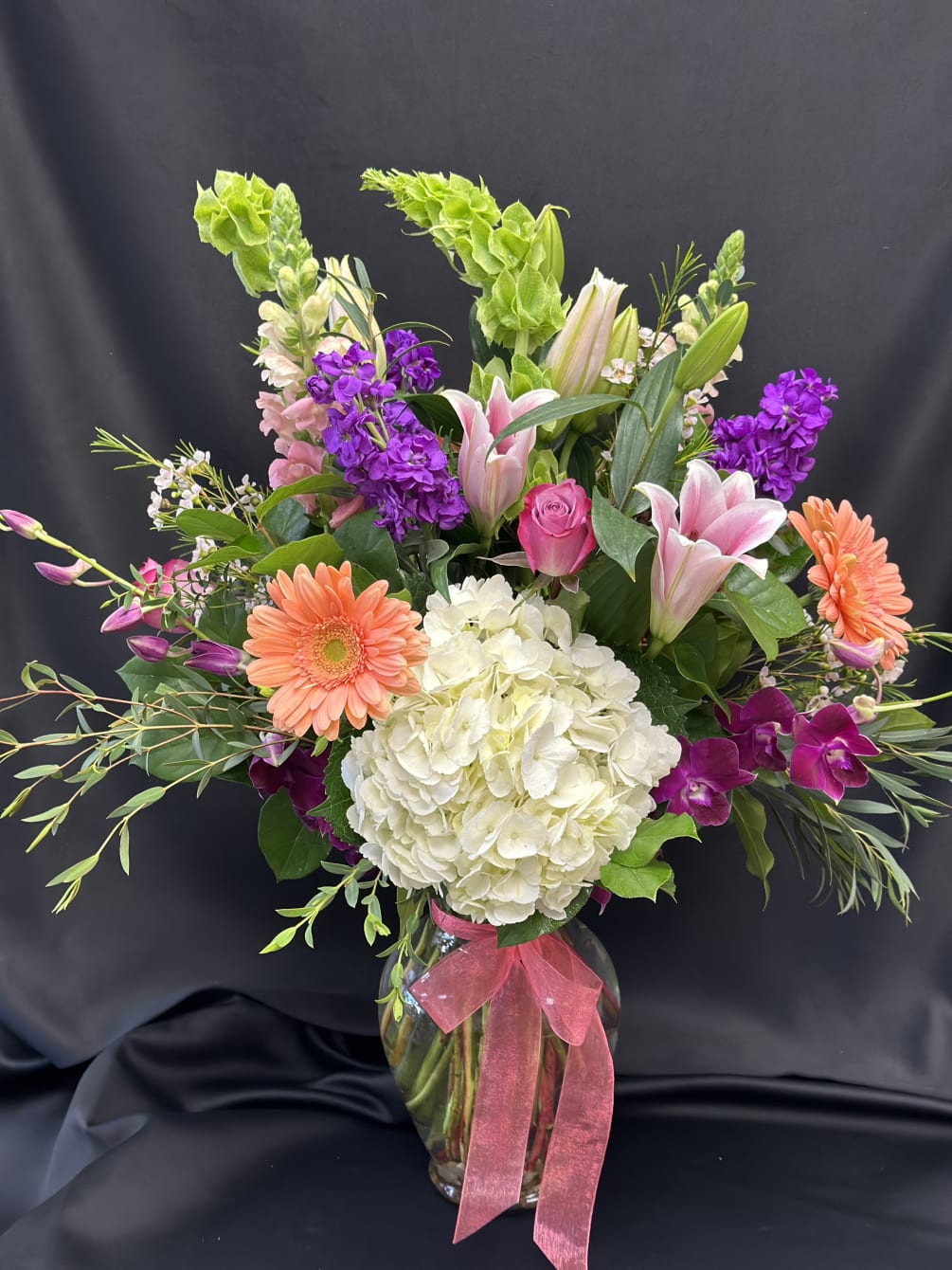 A stunning mix of seasonal favorites  - always a show stopper!
Fragrant