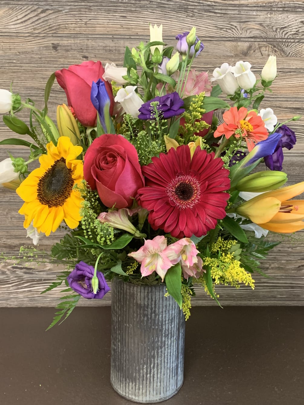 A mixture of summer blooms in a metal corrugated vase.(7hx4w)
Mixture to include