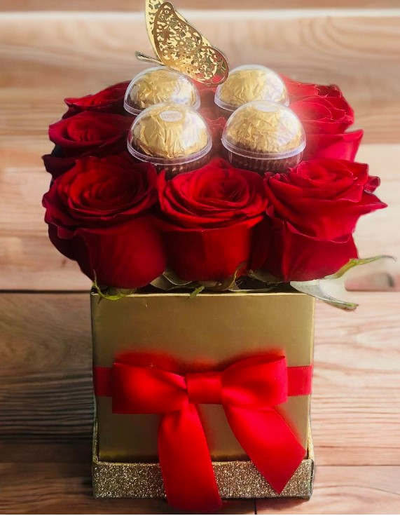 A delicate and sweet red rose hand-arranged with Ferrero Rocher.
Box color may