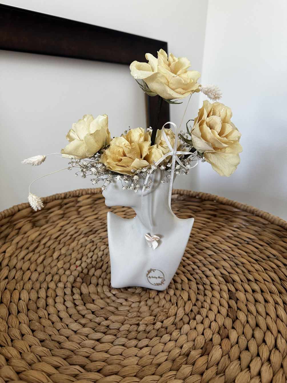 This beautiful flower arrangement has dry flowers on a beautiful ladyhead vase.
Perfect