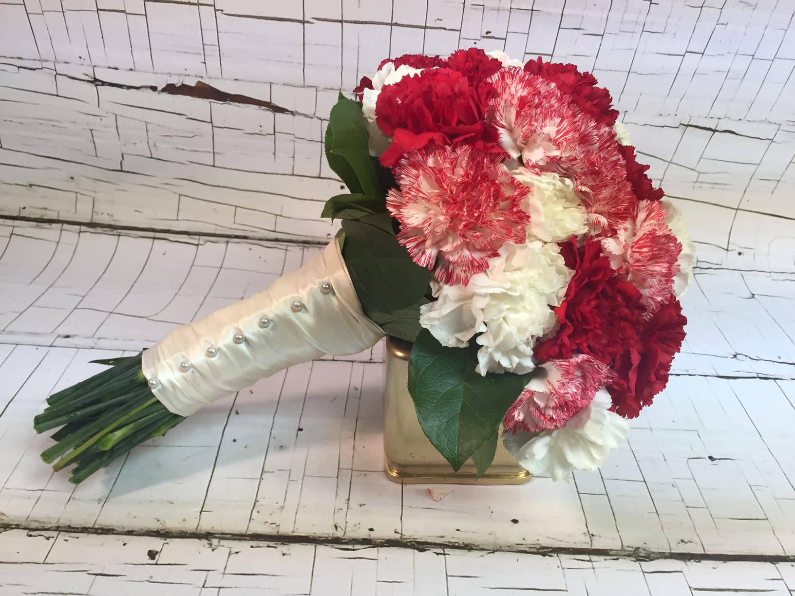 букеты из гвоздики на 14 февраля. 14 гвоздик. гвоздика дарят на день рождения. корзина с цветами. красные гвоздики.