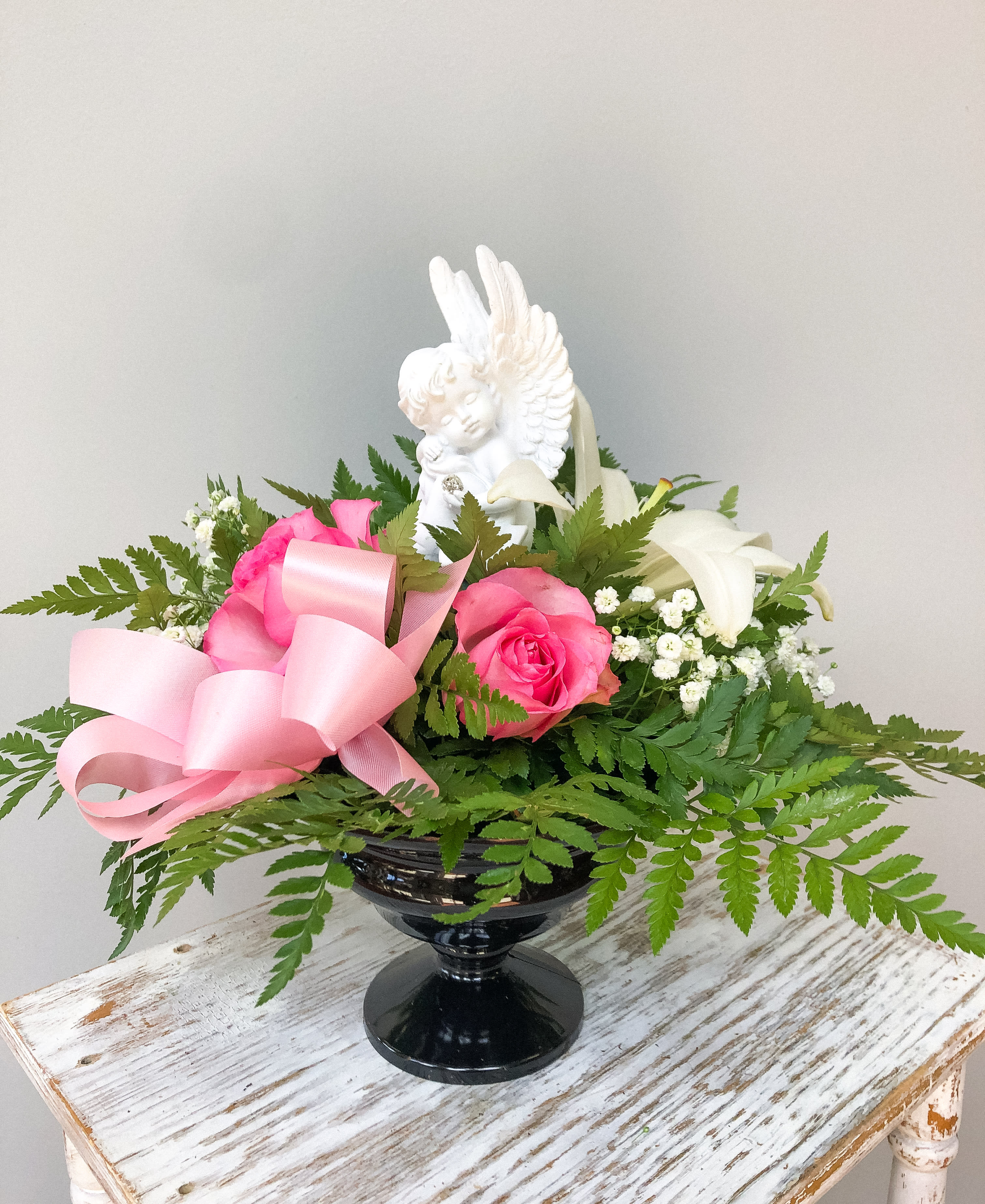 Cherub Angel Statue Arrangement with Pink Roses in Murfreesboro, TN