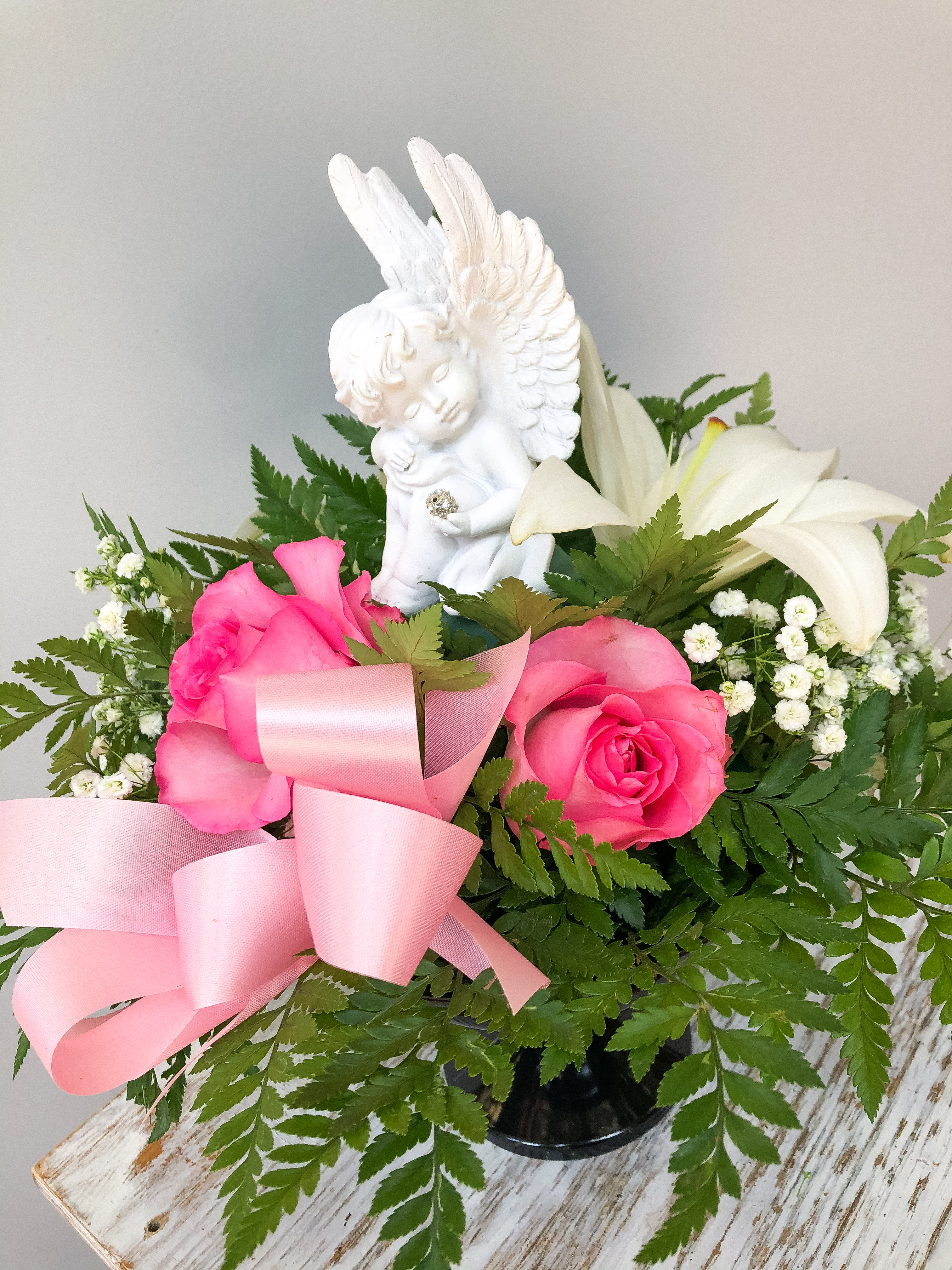 Cherub Angel Statue Arrangement with Pink Roses in Murfreesboro, TN