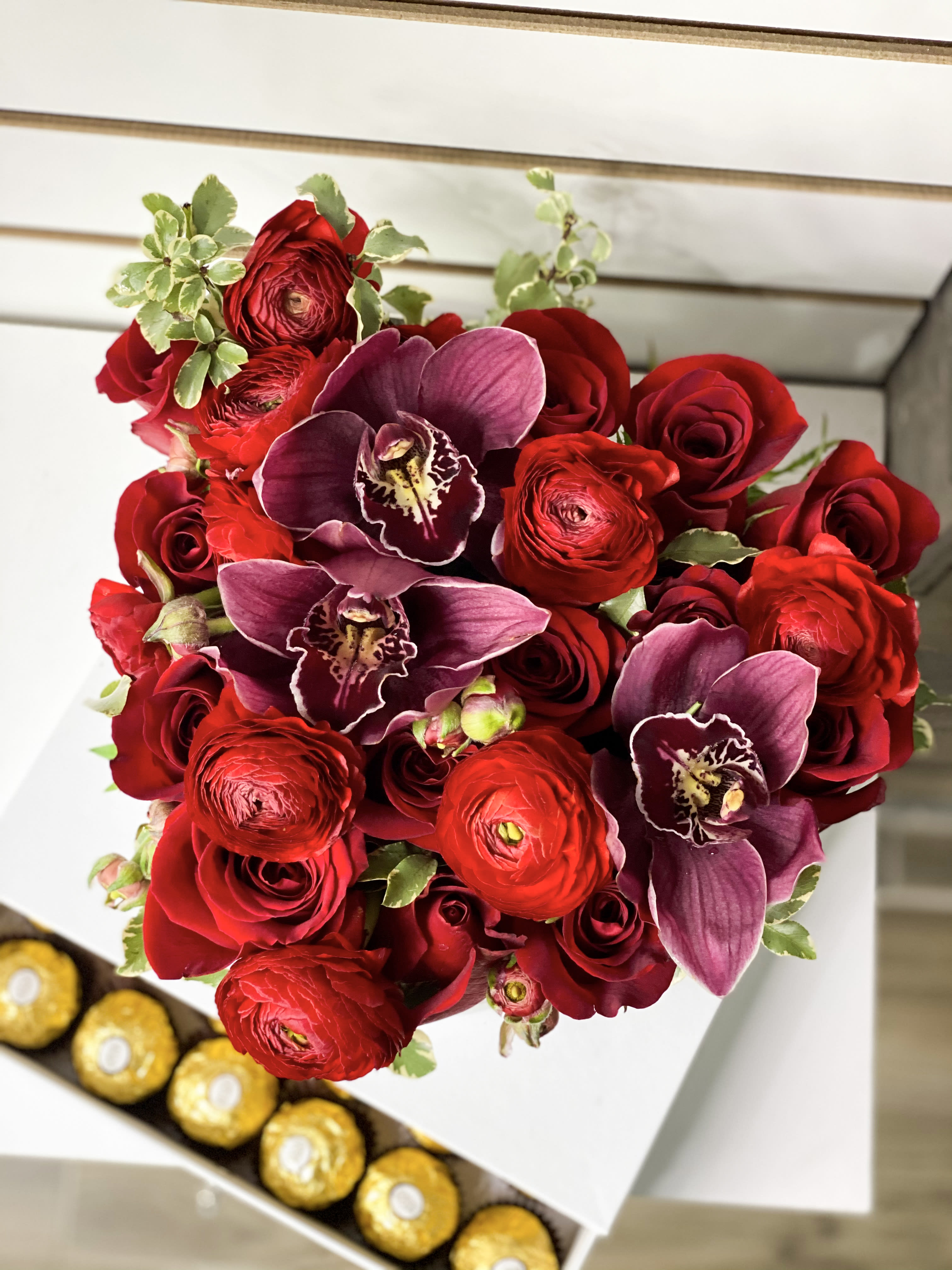 Gift Set with fresh flowers and chocolate in Miami Beach, FL Flower