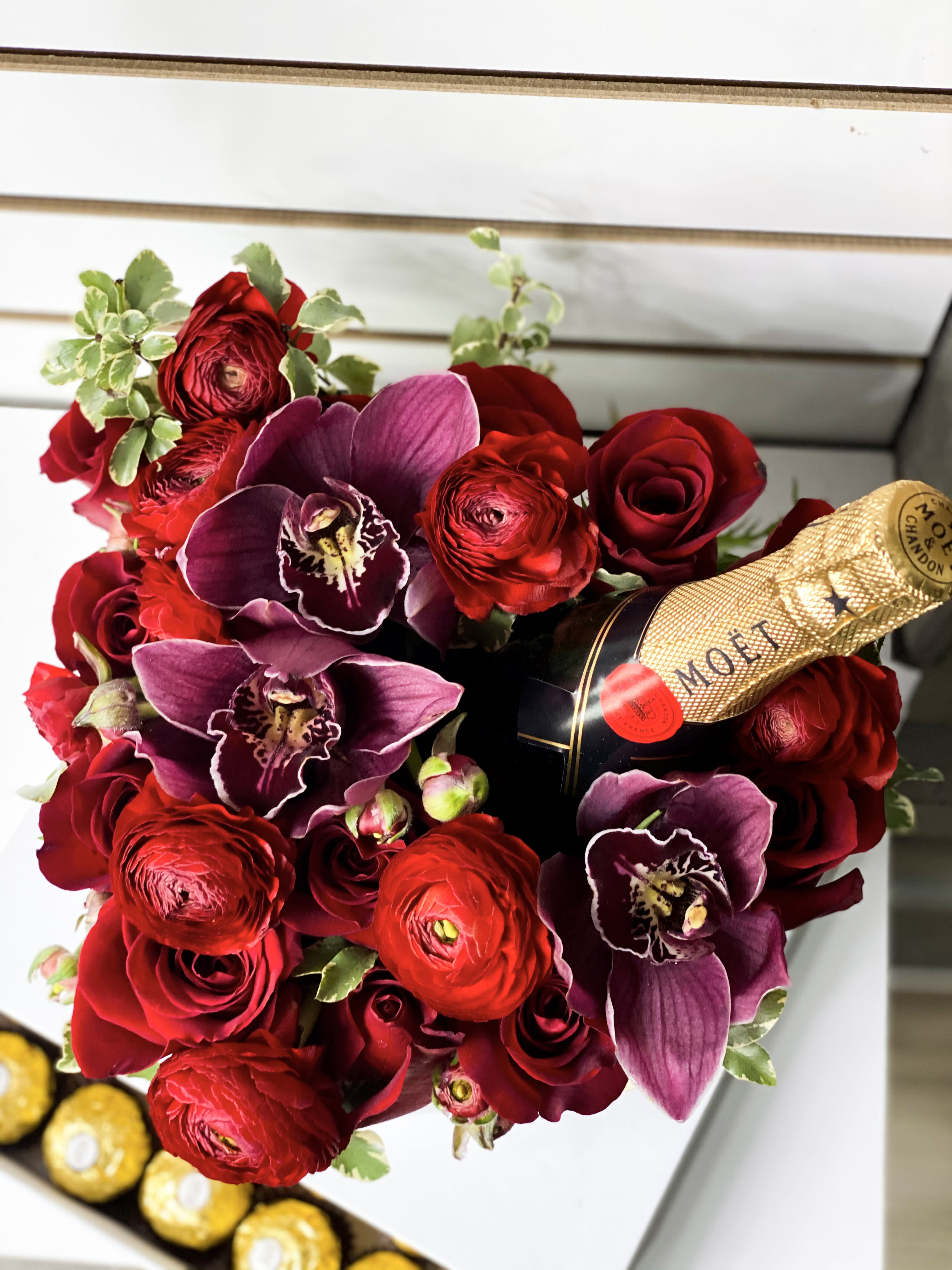 Gift Set with flowers, champagne and chocolate in Miami Beach, FL