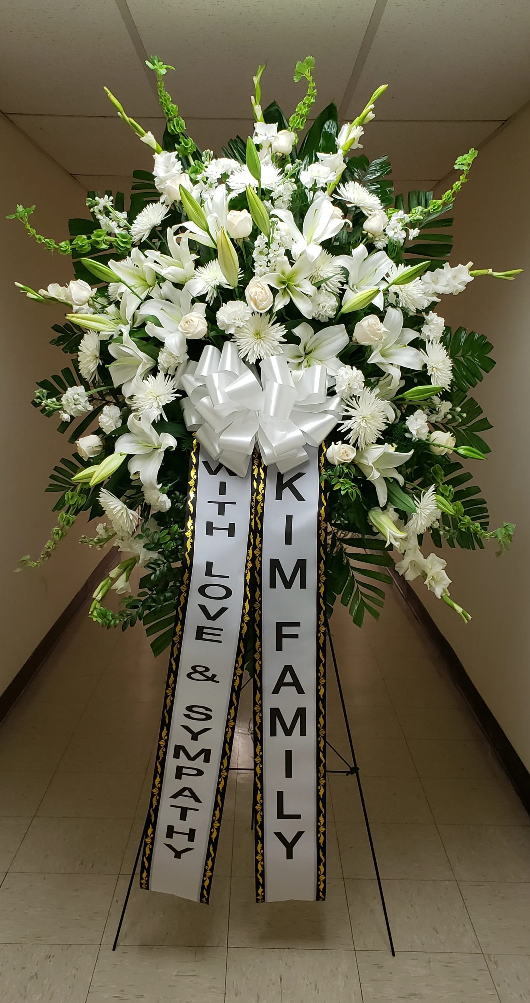 [TT-SPRAY33] GRAND SYMPATHY SPRAY IN WHITE WITH 2 PRINTED VERTICAL