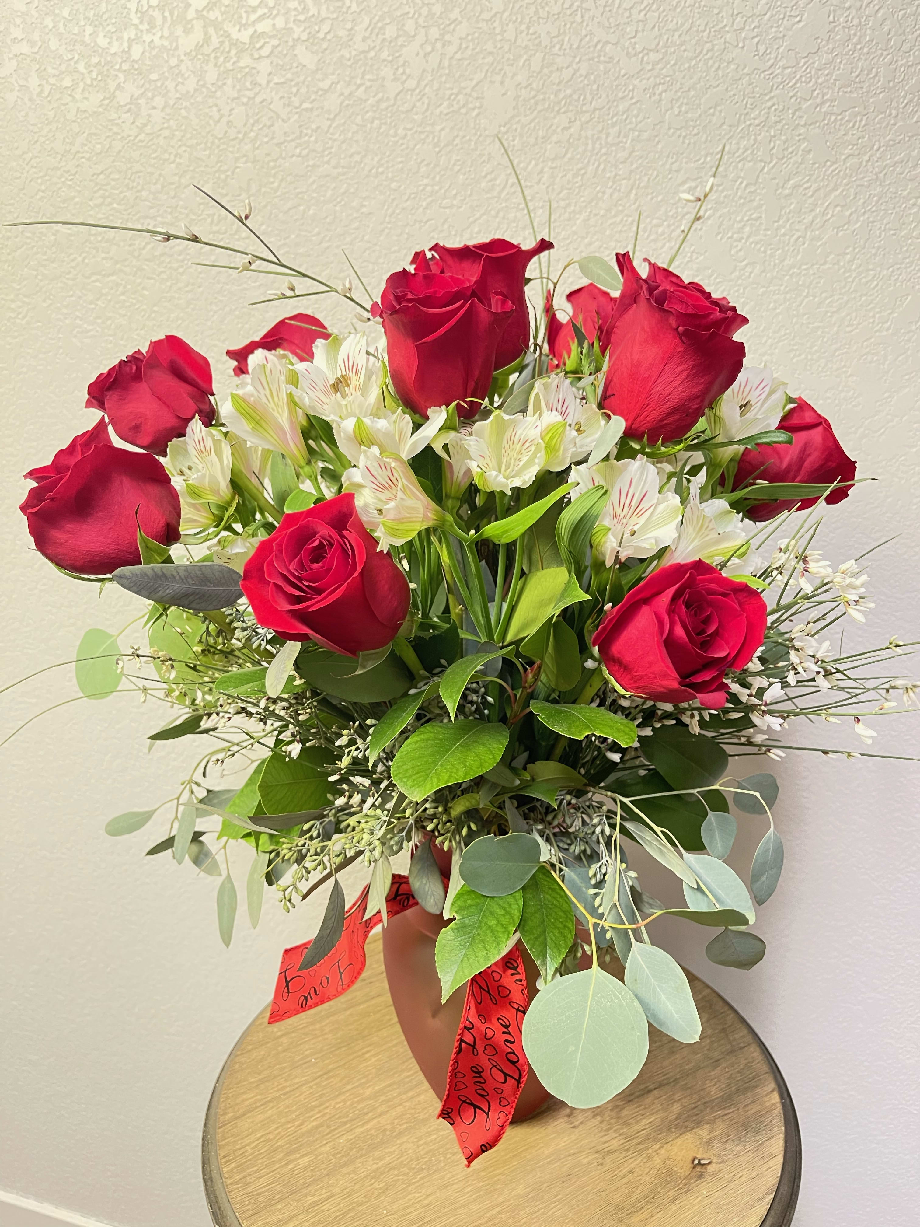 Half a Dozen Roses in Granbury, TX | Domino's Blooms