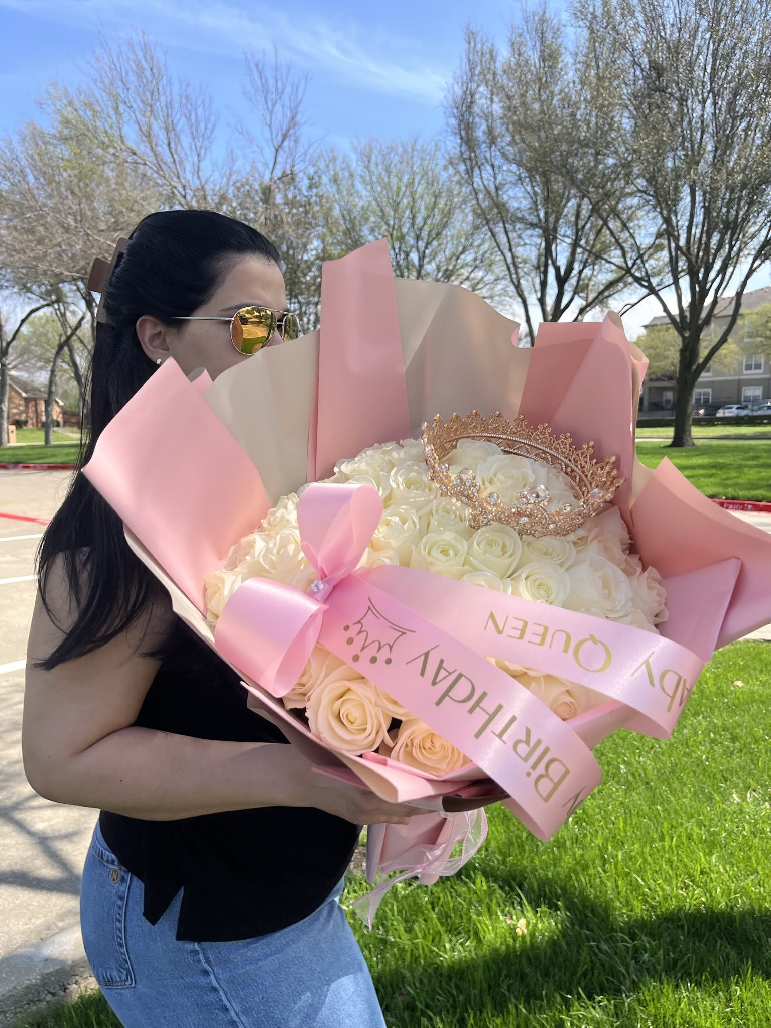 50 White Roses Pink Wrapping Crown On it