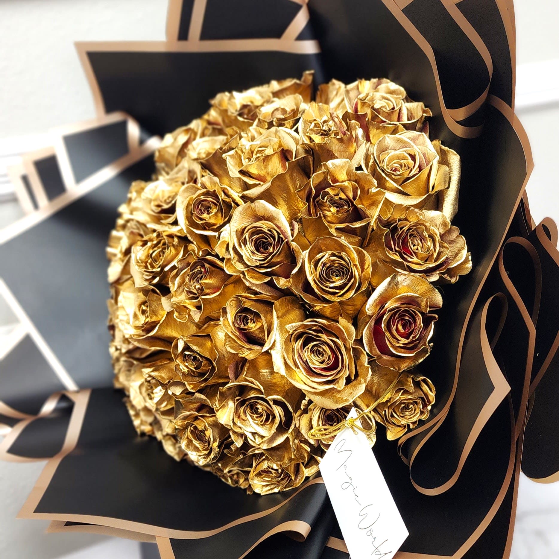 Luxury Ramo Buchon Gold Roses 25 in white