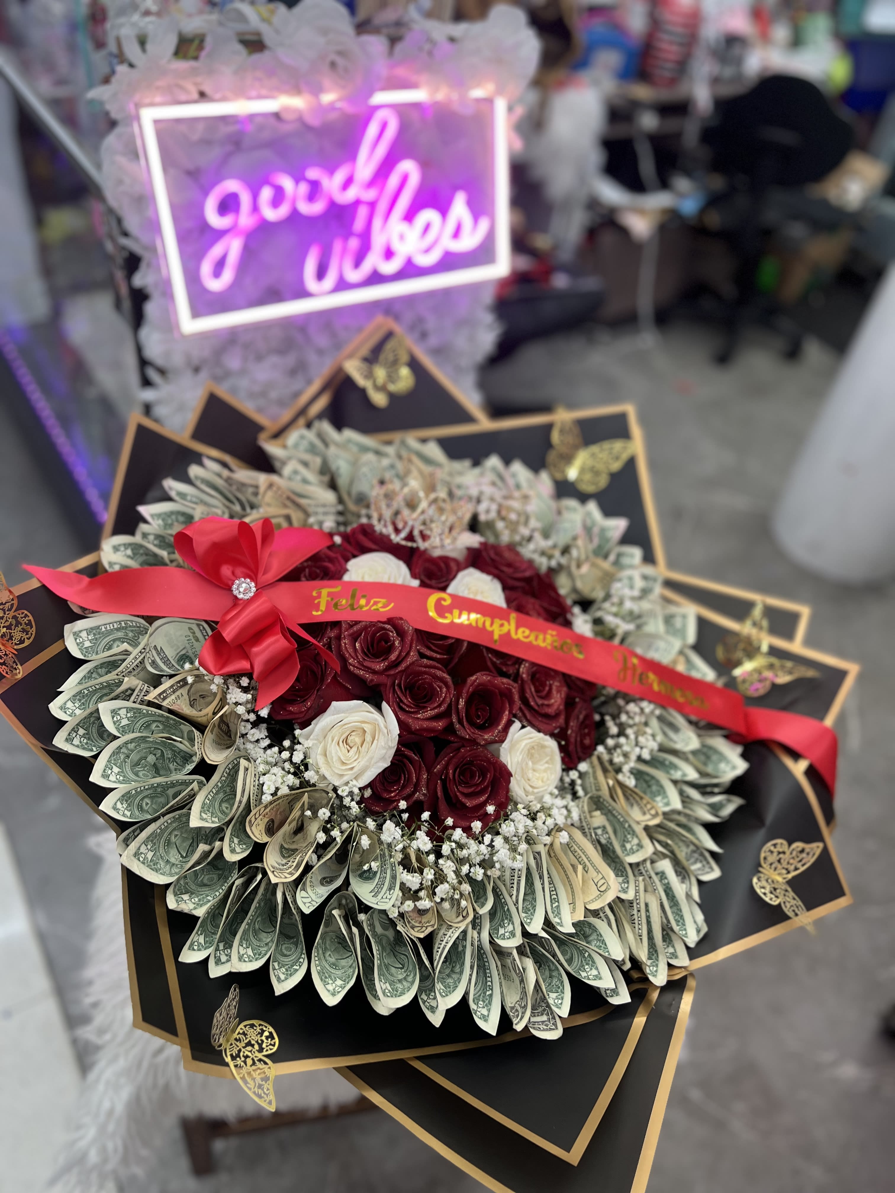 Bouquet of money, chocolate and roses New York Florist: Flordel