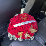 Corona y mariposas para ramo de rosas
