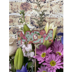 Mixed bouquet with purple daisies and a floral MOM sign