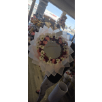 Ramo con mensaje en el espejo con bellas flores