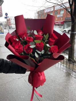 Dosen Red Roses in Brooklyn, NY