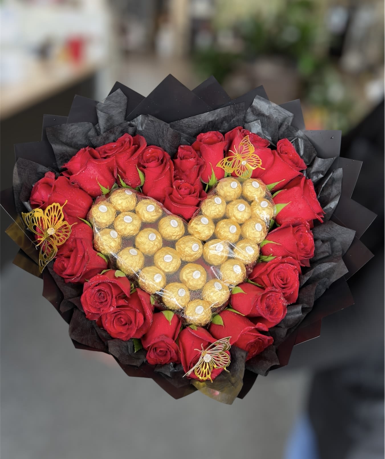Chocoheart with Rose  - Beautiful bouquet with a heart made of chocolates and roses around it Roses and paper in the color of your preference, please specify in the specifications