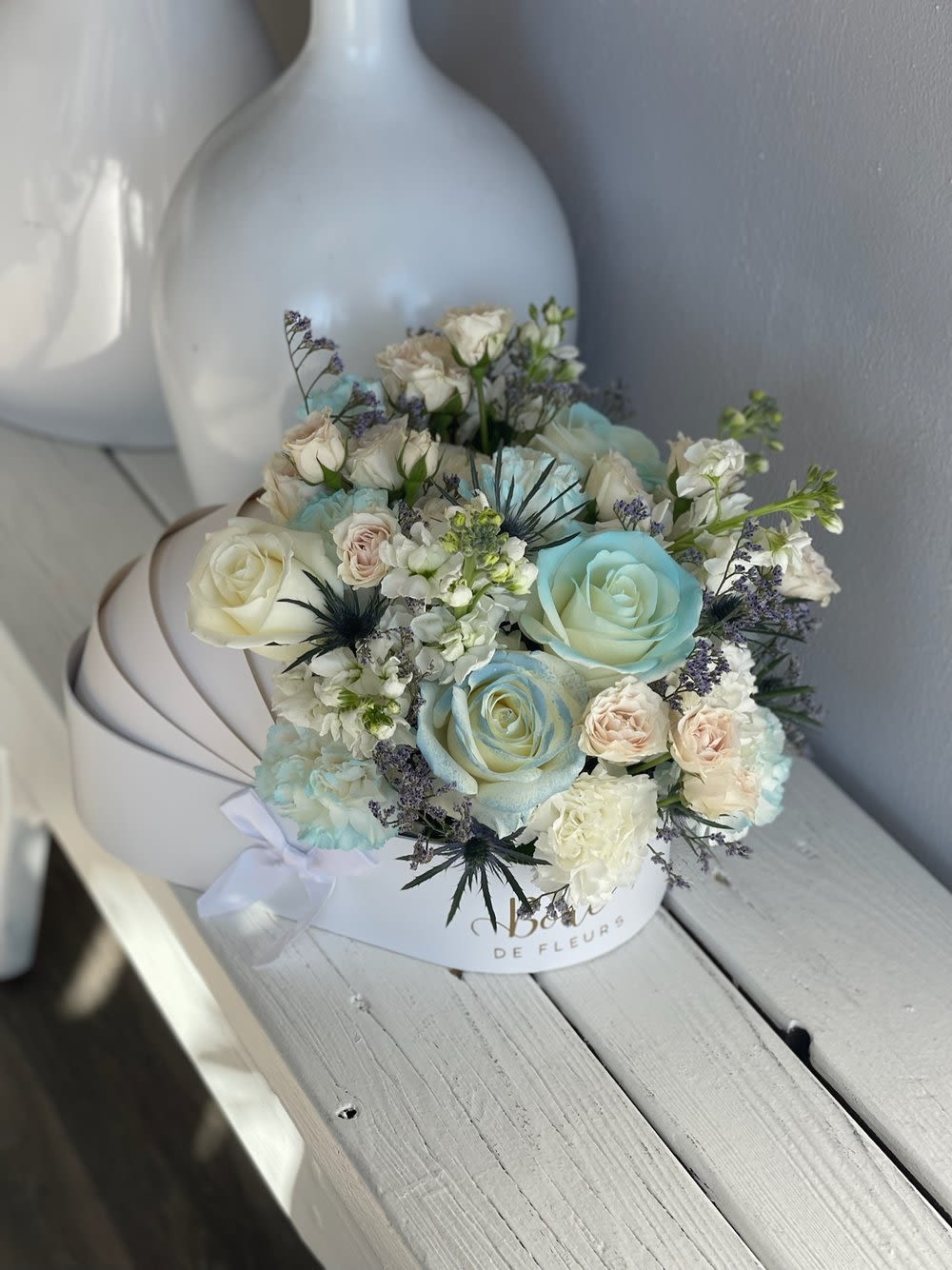 Pastel rose bouquet in a white hat box
