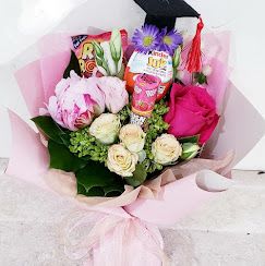 Pink bouquet with roses and a graduation cap topper