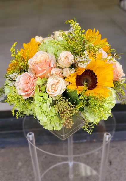 I am coming home - Bright mixed bouquet with sunflowers, peach/blush roses and pale green hydrangeas with airy filler.