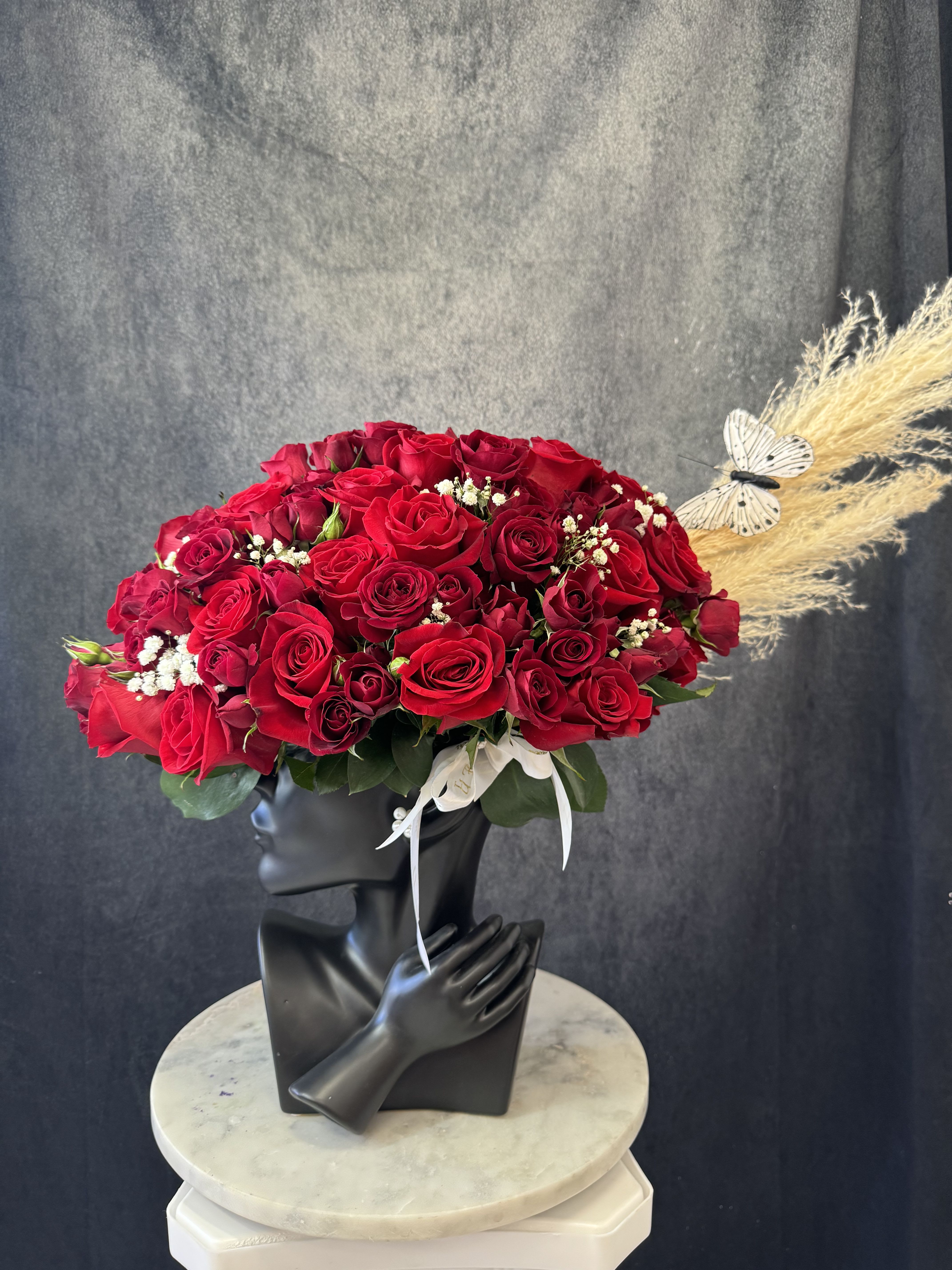 Black lady  - Gorgeous arrangement with glamour vase and red roses