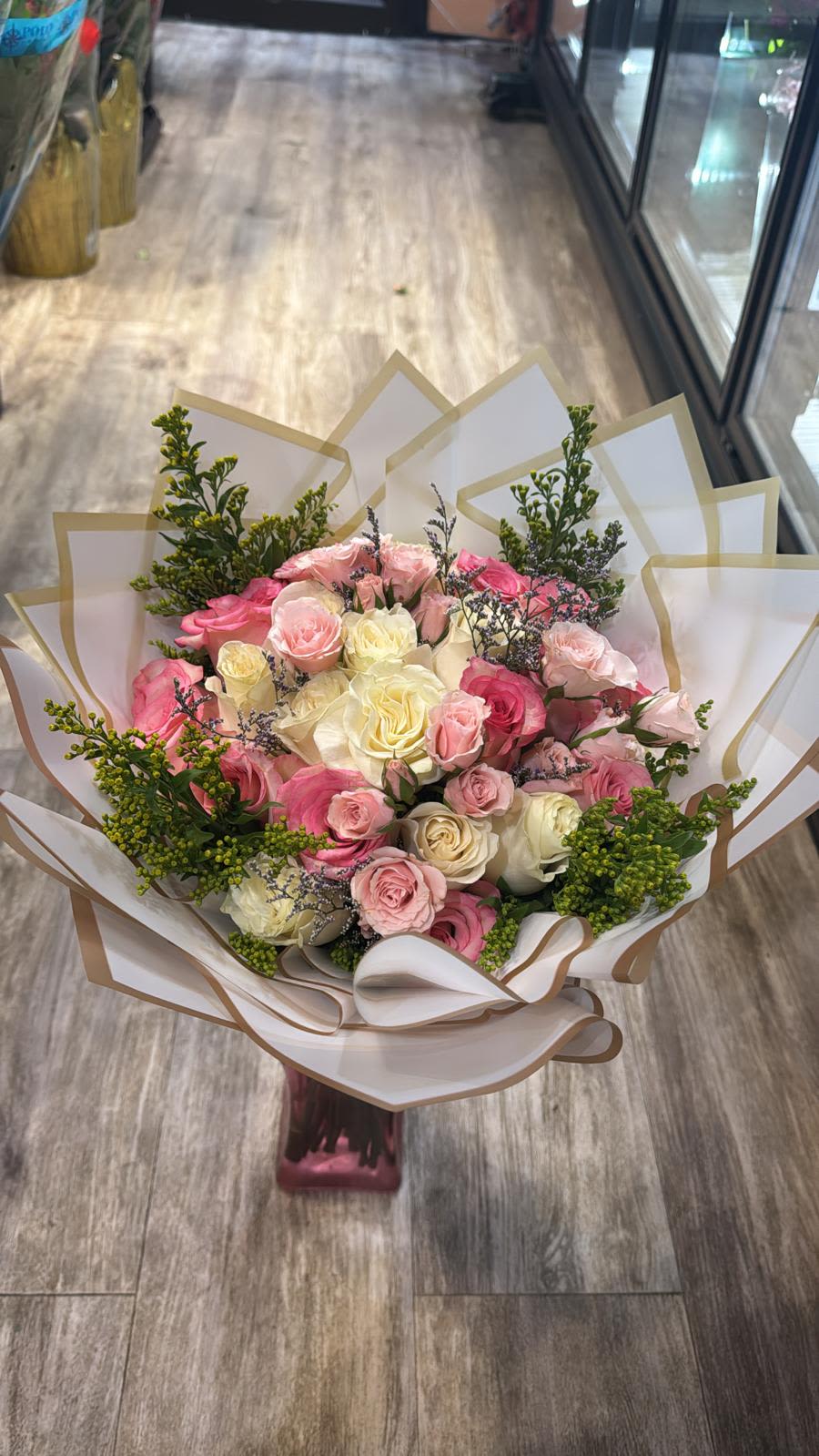 Pure romance Bouquet. - Let yourself be enveloped by the sweetness and elegance of 25 Pure Romance Roses, a bouquet that combines the softness of pink roses with the purity of white roses.