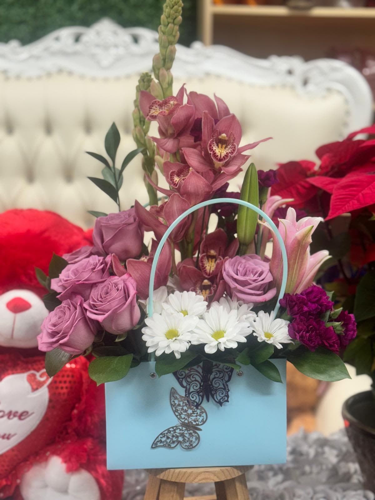 The Orchid Handbag - The Orchid Handbag ,is an exclusive wallet that captures the beauty and sophistication of orchids. Its elegant and unique design is inspired by the flower, highlighting delicate details that imitate the orchid petals.