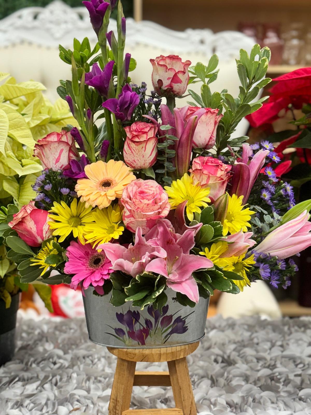 Cuento de Flores - Cuento de Flores es un arreglo floral que cuenta una historia de belleza y elegancia. Combinando rosas, gerberas y lirios en una armoniosa mezcla de colores y texturas, este arreglo transmite una sensación de frescura y serenidad.