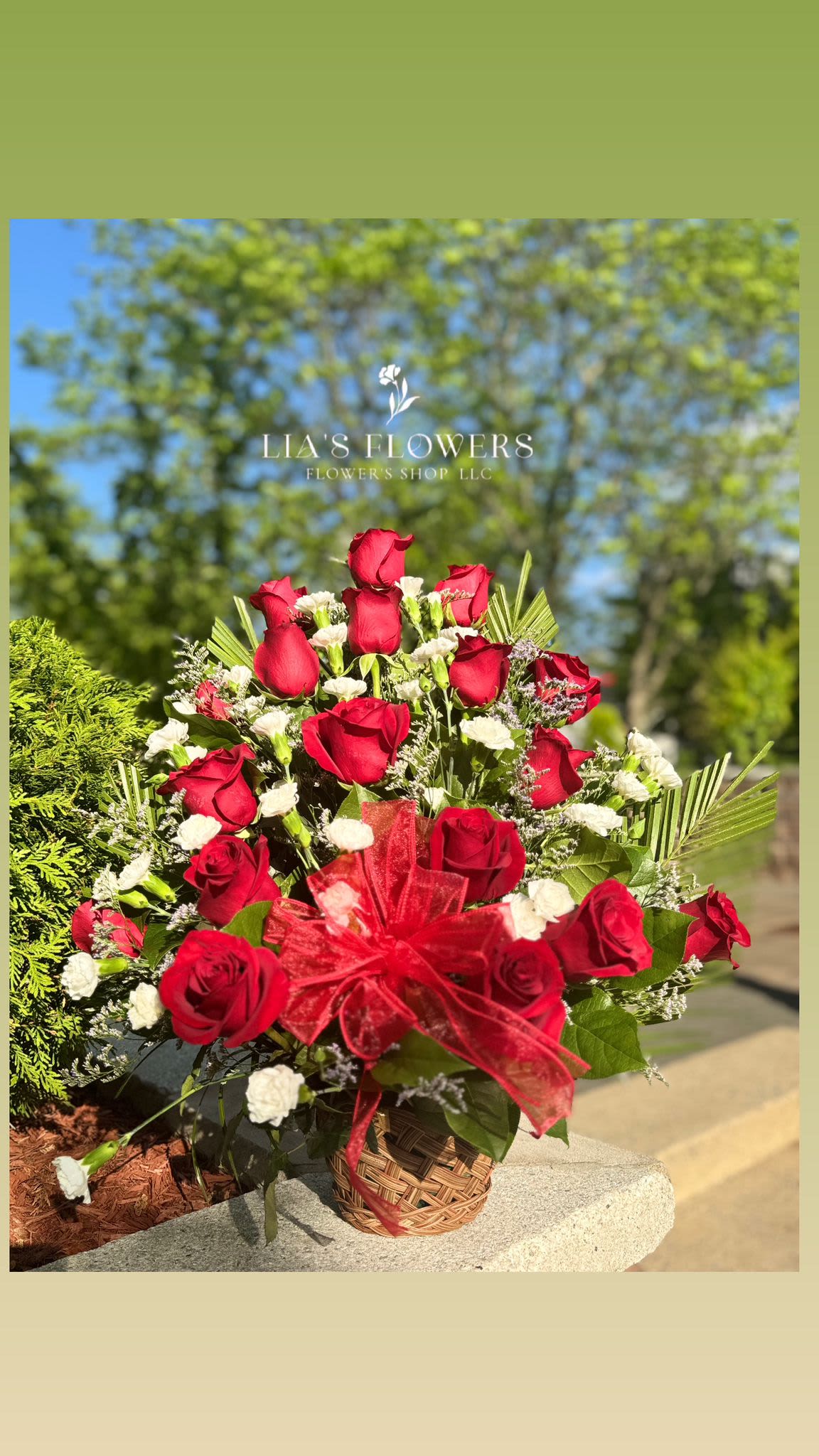 Love in a basket. - A charming arrangement that conveys pure love and elegance. Composed of 16 red Explorer roses, white accent flowers and tropical foliage, all carefully designed in an artisanal basket. The central red bow adds a touch of passion that makes it the ideal gift for anniversaries, special dates or simply to say "I love you".   A classic expression of love in its most beautiful form.
