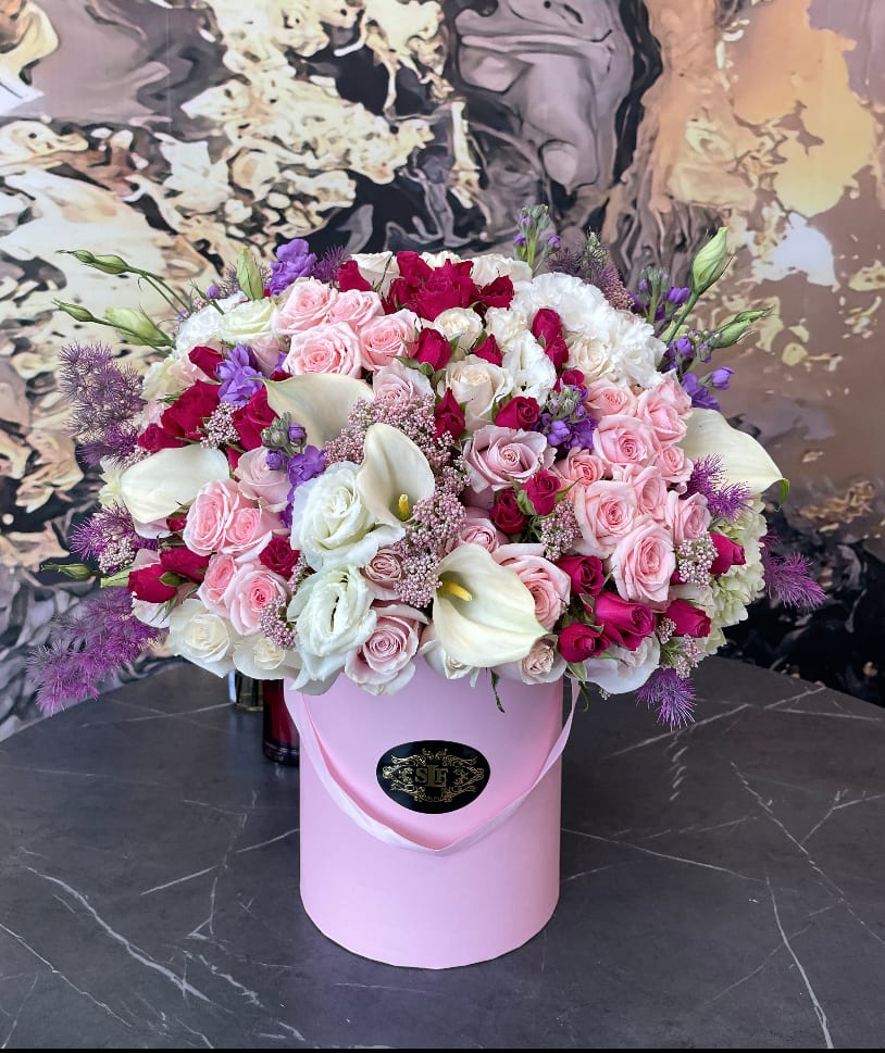 Pink and white rose bouquet with calla lilies in a pink hatbox