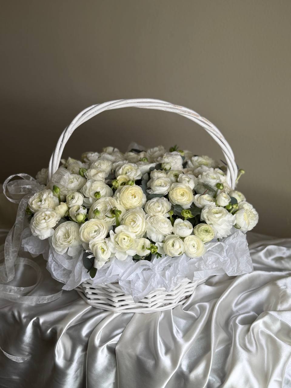 White Ranunculus: The Flower That Welcomes Spring - A true symbol of spring  When spring arrives, nature begins to awaken with soft colors, fresh air, and delicate flowers. Among the most beautiful blooms of the season are white ranunculus. These elegant flowers perfectly capture the spirit of spring — light, fresh, and full of quiet beauty.  White ranunculus are often associated with the beginning of the new season. Their soft petals unfold layer by layer, almost like the slow arrival of spring itself. Each bloom feels delicate and airy, bringing a sense of renewal and calm to any floral arrangement.  Because of their graceful appearance, ranunculus are considered one of the most beloved flowers of the spring season.  ⸻  The beauty of simplicity  White flowers always carry a special kind of elegance. Unlike bright or bold colors, white blooms create a feeling of calm, purity, and natural beauty. White ranunculus, in particular, have a soft and refined look that feels both modern and timeless.  Their many thin petals form a perfectly layered bloom, giving the flower a rich texture while still feeling light and delicate. This balance between fullness and softness makes ranunculus especially unique.  In spring floral design, white ranunculus are often used to bring brightness and freshness into a bouquet. They reflect the gentle colors of the season — soft light, blooming gardens, and the peaceful atmosphere that comes with warmer days. 