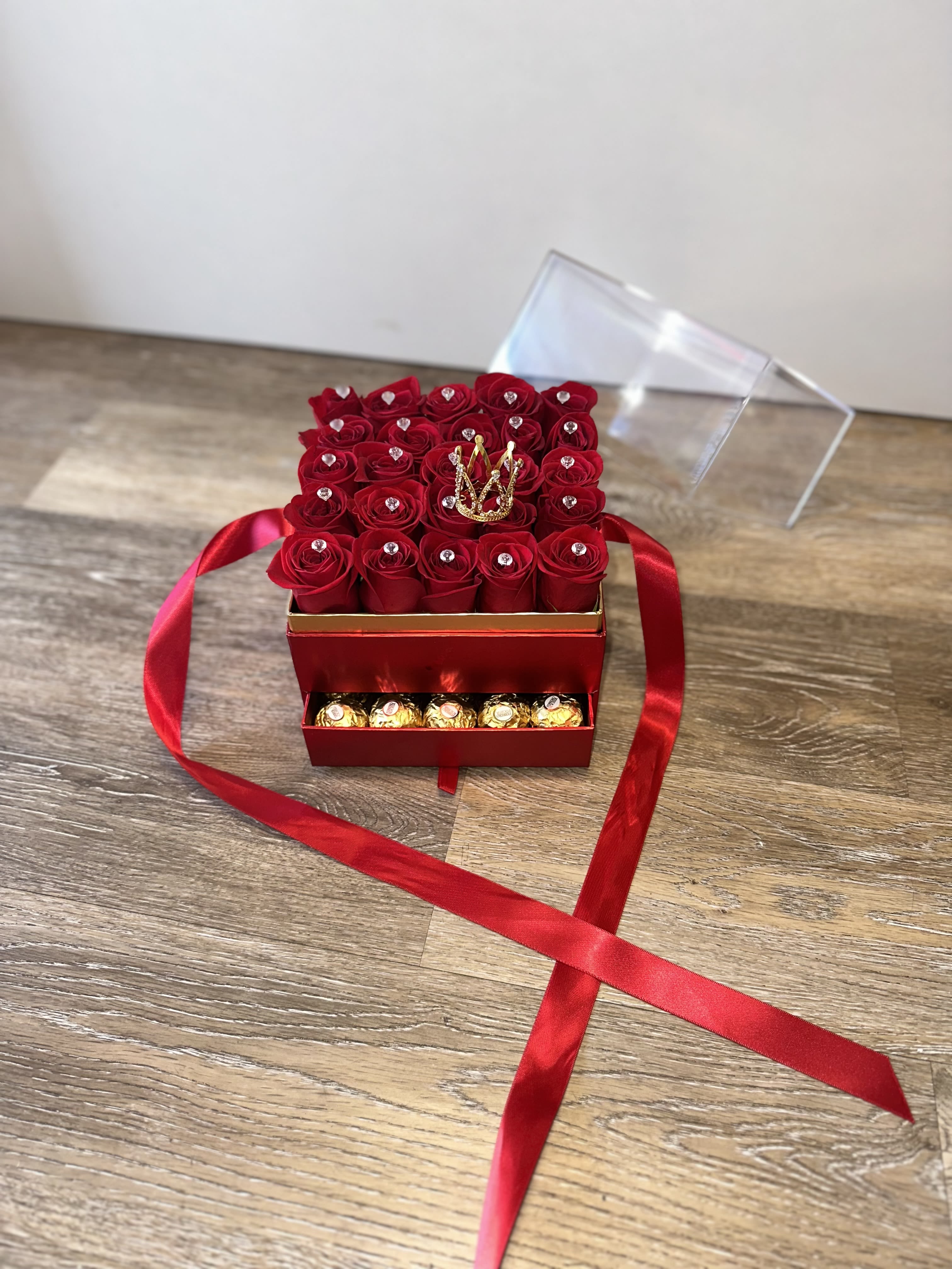 Beautiful and elegant acrylic box with roses and Ferrero chocolates - Beautiful and elegant acrylic box with roses, each rose has its fantasy diamond, 25 Ferrero chocolates . 