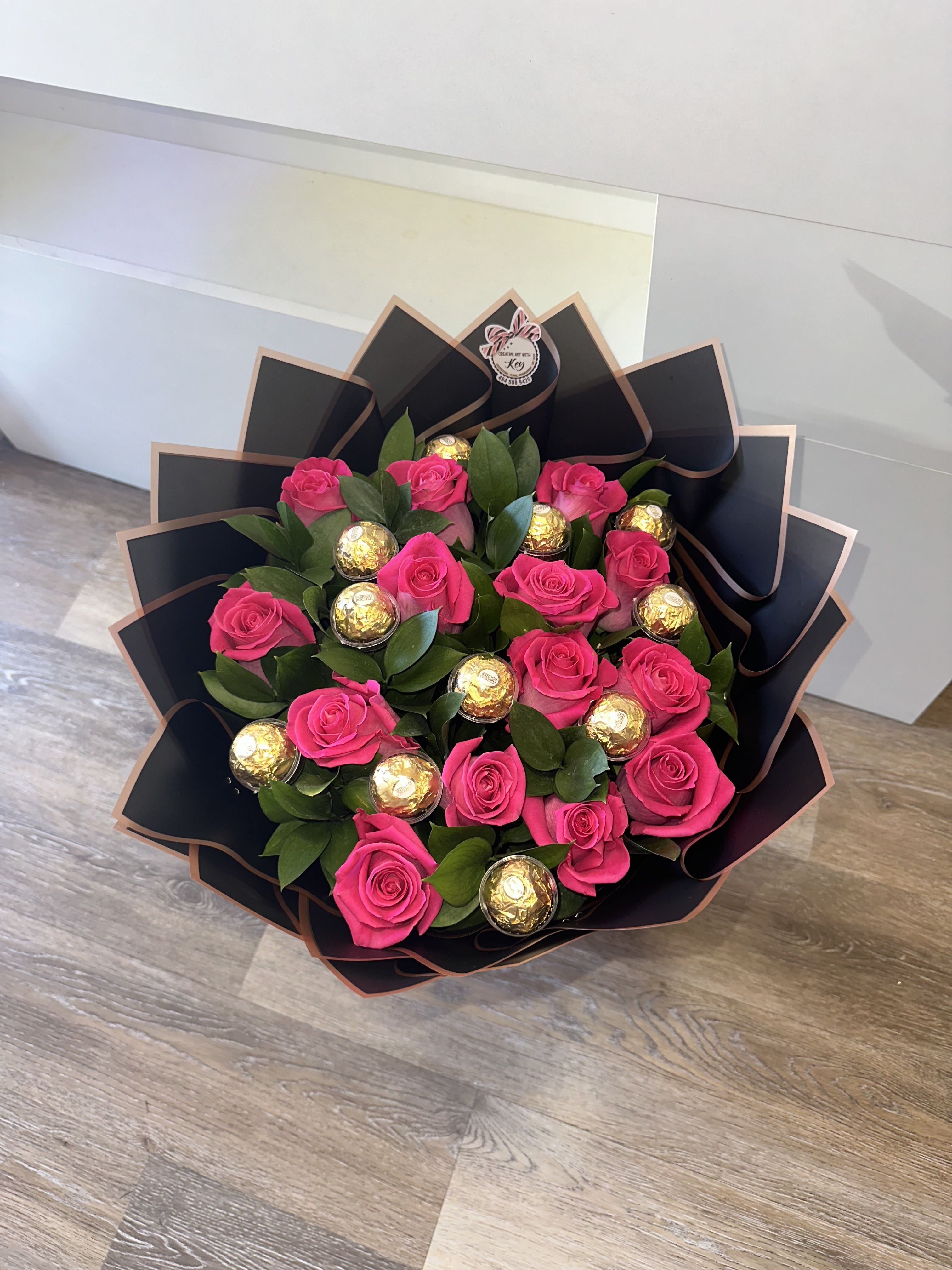 large arrangement with fuchsia roses, chocolate-encapsulated Ferrero Rocher - large arrangement with fuchsia roses, chocolate-encapsulated Ferrero Rocher