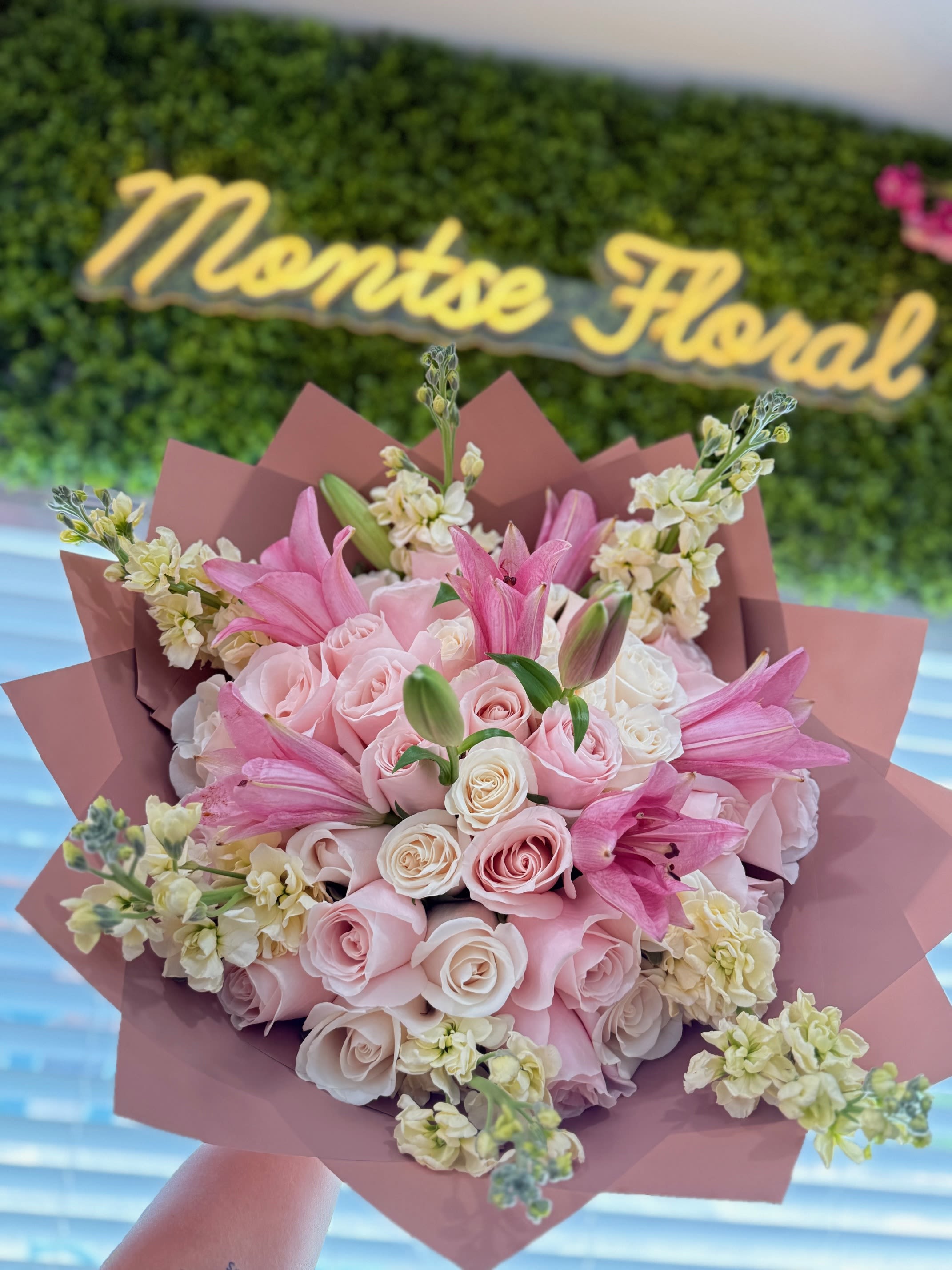 Lily  - 50 white and pink roses , lilies and stock Ramo buchón.