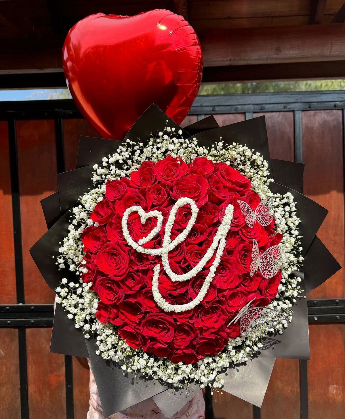 encanta tu persona favorita - esta elaborado por 60 rosas naturales,trae 3 mariposas ,trae la inicial de tu preferencia hecha  a mano conotro tipo de flor llamada yisofilia al elegir la opcion deluxe la cantidad de rosas subiria a 70 y el premium a 80 unidades de rosas
