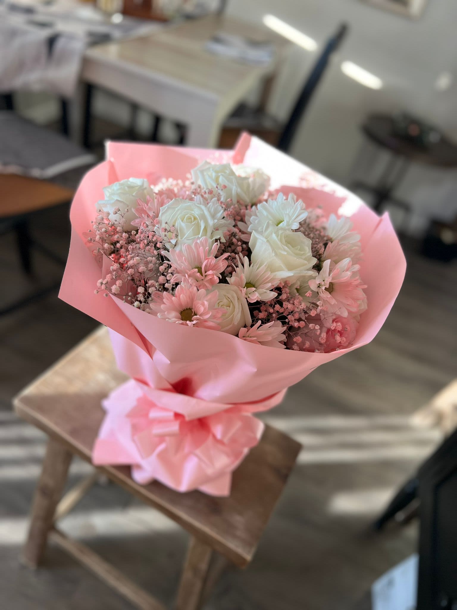 pinki - detalle con su principal y llamativo color rosa con 6 rosas blancas